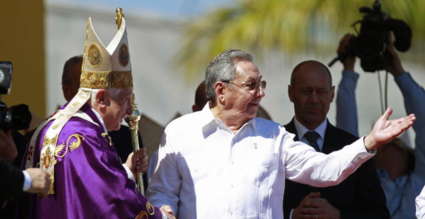 O Papa Bento XVI e o presidente de Cuba, Raúl Castro, após missa nesta quarta-feira (28) em Havana (Foto: Reuters)