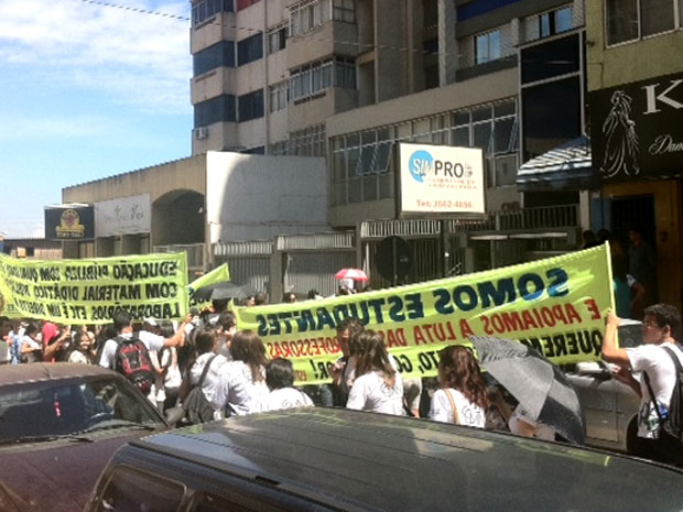 Os estudantes saíram em passeata pelas ruas de Taguatinga e, em frente à sede do Sindicato dos Professores do DF (Sinpro-DF) na cidade, gritaram: “O professor é meu amigo, mexeu com ele, mexeu comigo.” (Foto: Maiara Dornelles/G1)