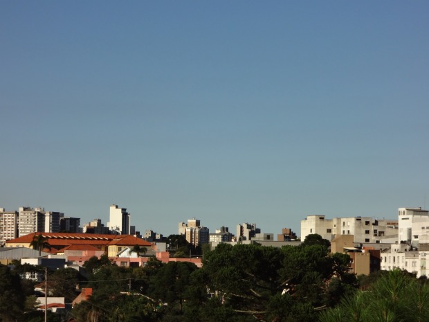Termômetros registraram sensação térmica de 8ºC na manhã desta quarta-feira (28) em Curitiba (Foto: Adriana Justi / G1)