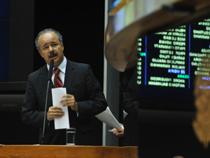 O relator da Lei Geral da Copa, deputado Vicente Cândido (PT-SP), discursa na tribuna da Câmara (Foto: Agência Brasil)