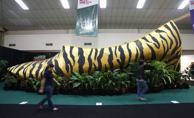 Sapato mede 12,7 metros de comprimento, 4,5 metros de altura e 4,5 metros de largura. (Foto: Bazuki Muhammad/Reuters)