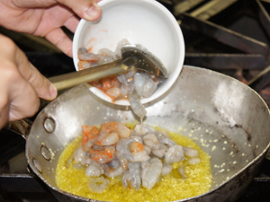 Chef ensina receita de camarão com purê de macaxeira na Paraíba (Foto: Inaê Teles/G1)
