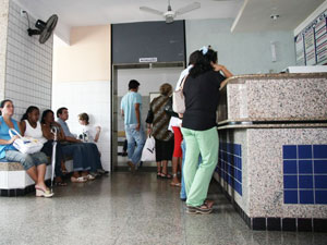 Movimentação intensa nas recepções dos hospitais particulares (Foto: Biaman Prado/ O Estado)