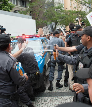Evento no Rio que celebra golpe militar acaba em pancadaria (Celso Pupo/AE)