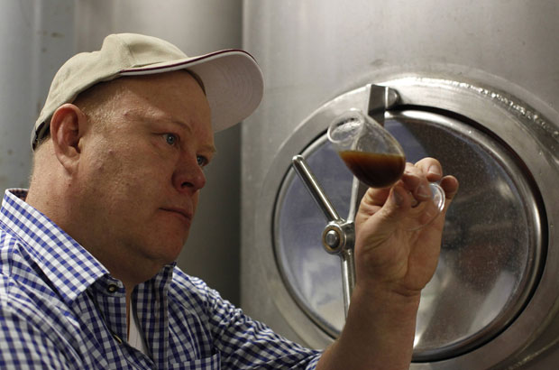 Georg Tscheuschner posa com um copo da cerveja com 57% de teor alcoólico (Foto: Michaela Rehle/Reuters)