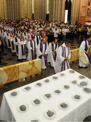 Quarta-feira de Cinzas celebrada na Arquidiocese de São Paulo... A missa, presidida pelo cardeal dom Odilo Pedro Scherer na Catedral da Sé no dia 22 de fevereiro de 2012, marca o início da Quaresma (Foto: Luciney Martins/Divulgação)