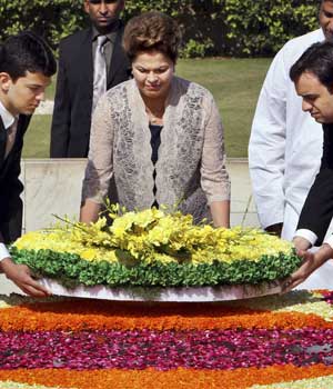 Dilma leva flores ao memorial 
de Mahatma Gandhi, na Índia (AP Photo)