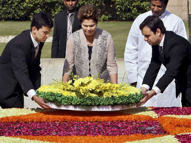 Dilma Rousseff coloca coroa de flores no memorial de Mahatma Gandhi, em Nova Délhi, na Índia. Nesta semana, a presidente participa de reuniões com líderes do Brics, grupo formado por Brasil, Rússia, Índia, China e África do Sul.  (Foto: AP Photo)