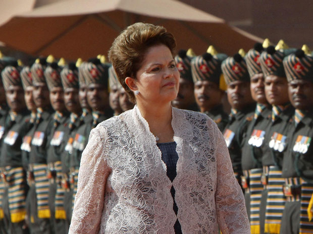 A presidente Dilma Rousseff inspeciona a guarda de honra durante a sua recepção cerimonial no palácio presidencial de Nova Déli, na Índia. Nesta semana, a presidente participa de reuniões com líderes do Brics, grupo formado por Brasil, Rússia, Índia, Chin (Foto: B Mathur/Reuters)
