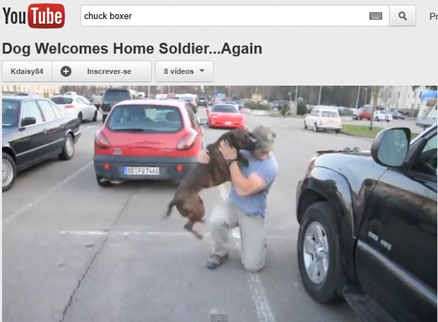 O cão Chuck se empolga ao rever o dono, que ficou 8 meses em uma missão militar (Foto: Reprodução/Youtube)