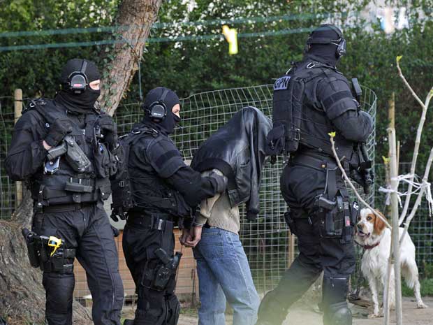 Com objetivo de desmantelar grupos radicais islâmicos na França, agentes do serviço de espionagem e corpo de elite RAID detiveram 20 suspeitos em Toulouse e Nantes. (Foto: Stephane Mahe / Reuters)
