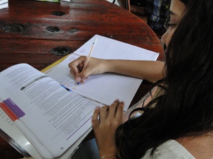 Lorena diz que gosta de estudar, mas 'nem muito, nem pouco' (Foto: Raquel Freitas/ G1)