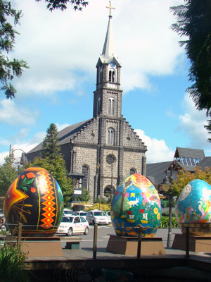 Ovos decorados estão espalhados pelas ruas de Gramado (Foto: Eduardo Saueressig/Divulgação)