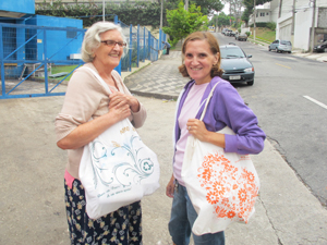 Ivete e Denise, já adaptadas às secolas reutilizáveis (Foto: Márcio Pinho/G1)