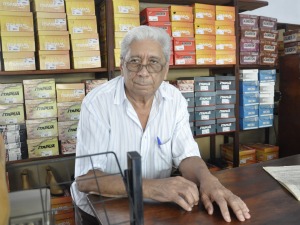 Seu Isodoro já tem 80 anos, mas se recusa a parar de trabalhar. (Foto: Tita Mara Teixeira/ G1)