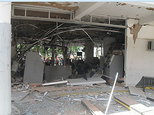 Suspeitos atiram em delegacia e explodem caixa eletrônico na Bahia (Foto: Site Bahia Acontece)