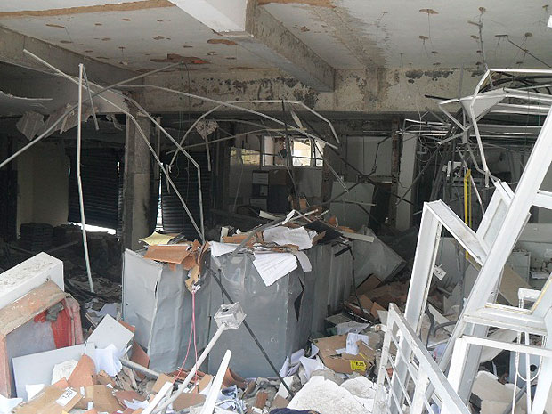 Explosões deixaram estrutura do Banco do Brasil de Pilar totalmente destruída na Bahia (Foto: Site Bahia Acontece)