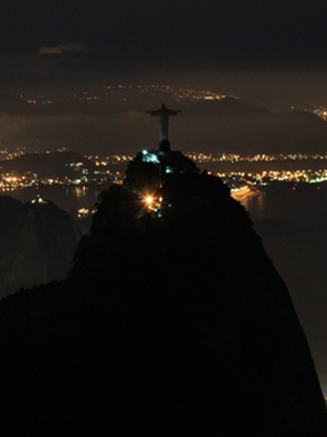 Cristo Redentor apaga as luzes para a Hora do Planeta (Foto: Marcos Teixeira Estrella/TV Globo)