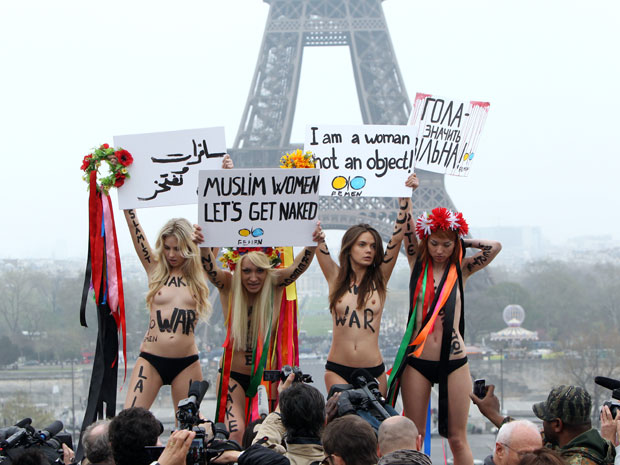 Femen faz protesto em Paris para atrair a atenção de mulheres muçulmanas (Foto: AFP Photo/Kenzo Tibouillard)