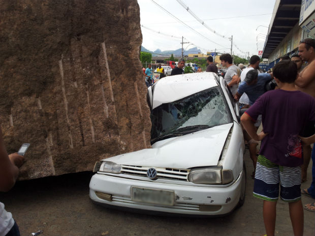 Pedra de granito cai sobre carro (Foto: Herbet Viana / VC no G)