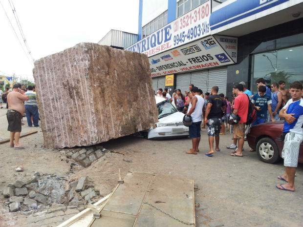Pedra de granito caiu sobre veículo em Cachoeiro de Itapemirim (Foto: Herbet Viana / VC no G1)
