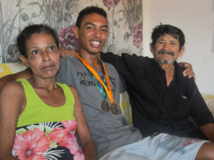 Indiana e os pais na casa em Coruripe (Foto: Vanessa Fajardo/ G1)