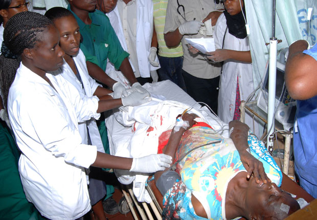 Mulher ferida em um dos ataques recebe atendimento em hospital de Mombasa (Foto: AP)