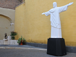 Réplica da estátua do Cristo Redentor, com 3,80m de altura, que ficará a partir deste domingo (1º) em exposição no Vaticano (Foto: Divulgação / J.P. Engelbrecht)