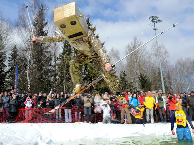 Competidor fantasiado celebra o fim do inverno (Foto: Viktor Drachev/AFP)