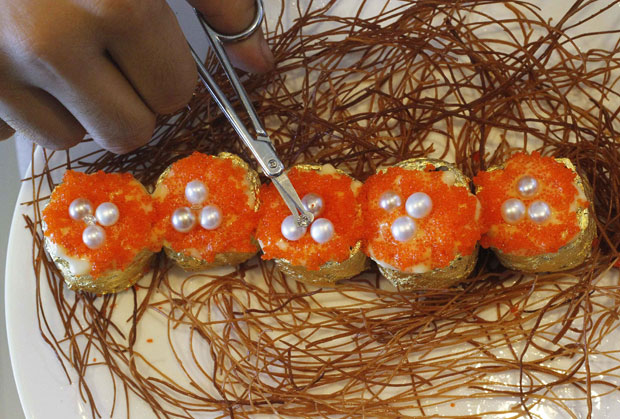 Sushi com preço 'salgado' é feito com pérolas, diamantes e folhas de ouro (Foto: Romeo Ranoco/Reuters)