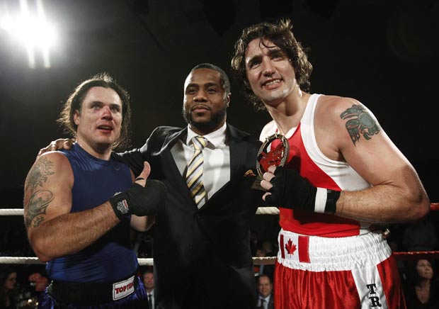 Justin Trudeau (direita) venceu a aposta contra o rival. (Foto: Chris Wattie/Reuters)