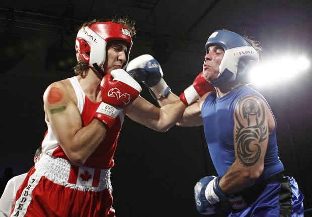 Patrick Brazeau (direita) e Justin Trudeau disputaram luta de boxe no sábado. (Foto: Chris Wattie/Reuters)
