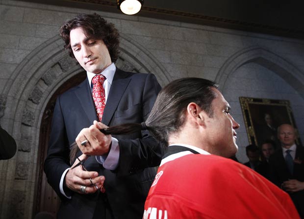 Após derrota no boxe, Patrick Brazeau teve o cabelo cortado por Justin Trudeau. (Foto: Chris Wattie/Reuters)