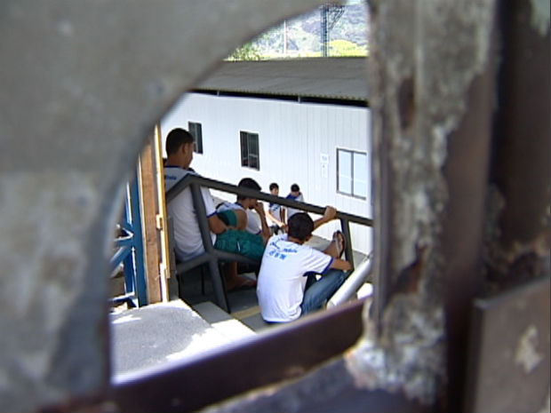 Alunoa continual reclamando do calor excessivo em escola da Serra (Foto: Reprodução/TV Gazeta)