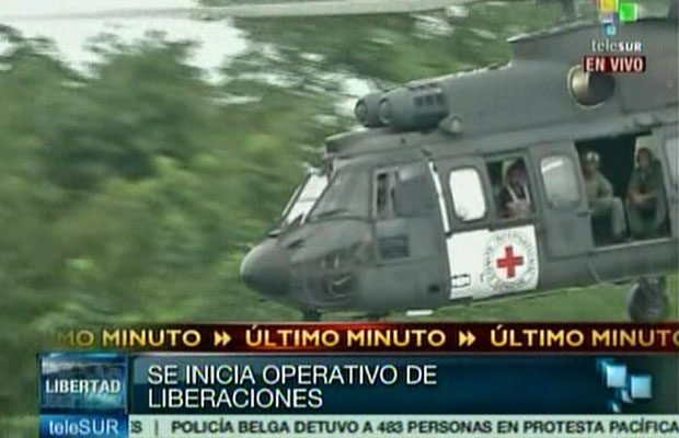 Imagem da rede venezuelana Telesur mostra a decolagem do helicóptero brasileiro  (Foto: AFP Photo/Telesur)