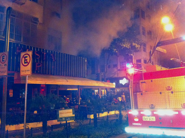 Incêndio teria começado na cozinha da pizzaria, segundo funcionários (Foto: José Raphael Berrêdo/G1)