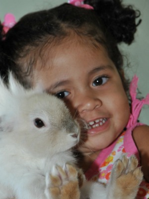 LIah e o coelho de estimação que ganhou em função da Páscoa (Foto: Miguel Palacios/G1 MS)