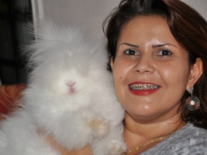 Mara e a coelha Beny, que segundo ela é da família (Foto: Felipe Bastos/G1 MS)