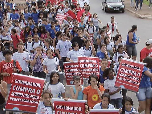 Estudantes de escola pública do DF realizaram um apitaço e gritaram palavras de ordem em defesa dos professores que estão em greve desde o dia 12 de março. (Foto: Reprodução/TV Globo)