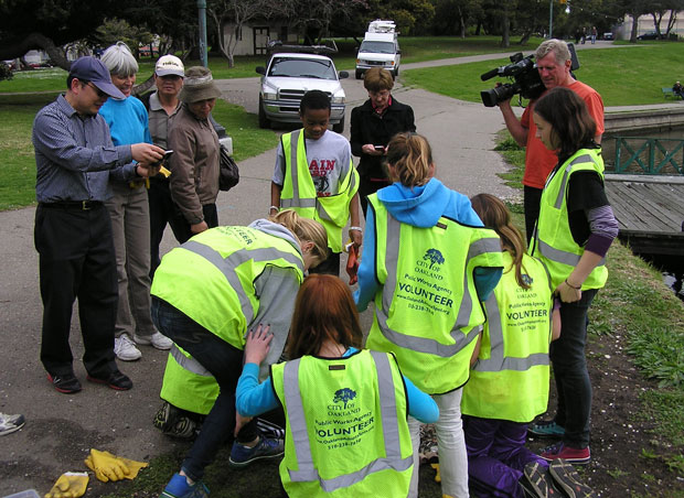 Grupo de alunos se anima com a descoberta (Foto: AP/Richard Bailey/Lake Merritt Institute)