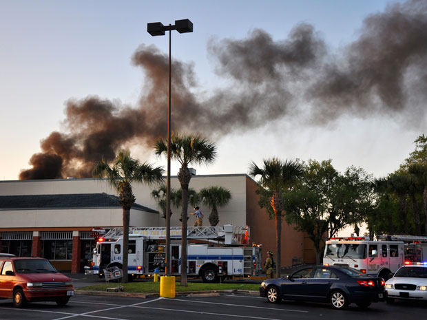 Avião bimotor caiu em supermercado; três feridos estão em estado grave (Foto: The Daytona Beach News-Journal, Peter Bauer/AP)