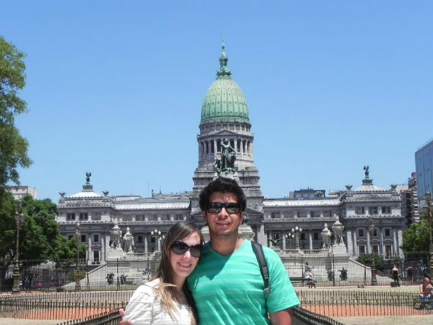 Sergio e sua namorada, Carol, em frente ao Palácio do Congresso da Argentina (Foto: Sergio Cardozo / Arquivo)
