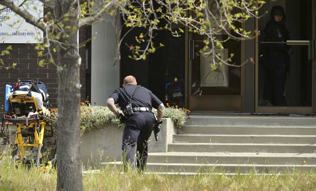 Policial no local do tiroteio nesta segunda-feira (2) em Oakland, na Califórnia (Foto: AP)