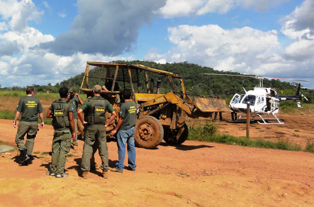 Trator apreendido em operação do Ibama realizada no Sudoeste do Pará. Força Nacional e Polícia Federal vão reforçar segurança de agentes após emboscada (Foto: Nelson Feitosa/Ibama)