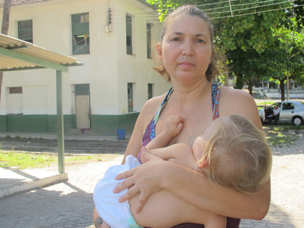O pequeno João estava na barriga da mãe durante as chuvas e nasceu no abrigo onde vive até hoje (Foto: Carolina Lauriano / G1)