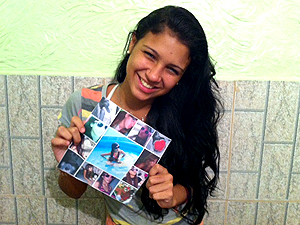 Brenda mostra foto da irmã gêmea, Bianca, morta na tragédia (Foto: Rodrigo Vianna / G1)