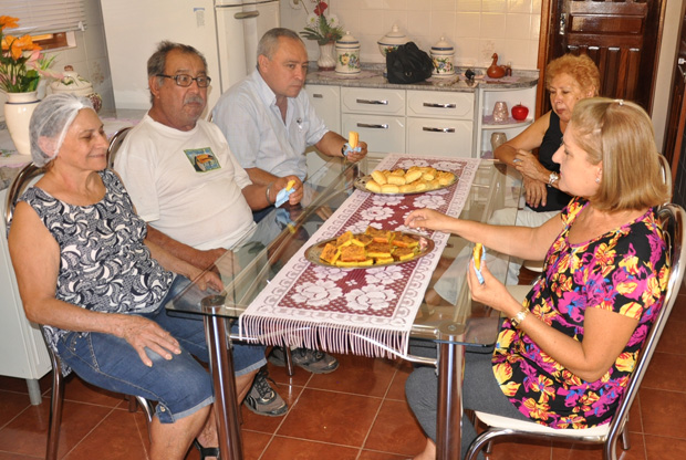 Família de Nelida se reúne para saborear a sopa e chipa paraguaia em Campo Grande, MS (Foto: Anderson Viegas/G1 MS)