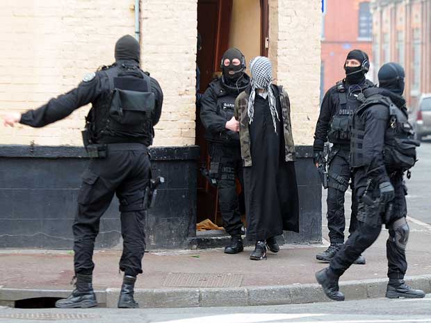 Polícia Frances detém um suspeito de integrar grupo radical islâmico na cidade de Roubaix. (Foto: Denis Charlet / AFP Photo)