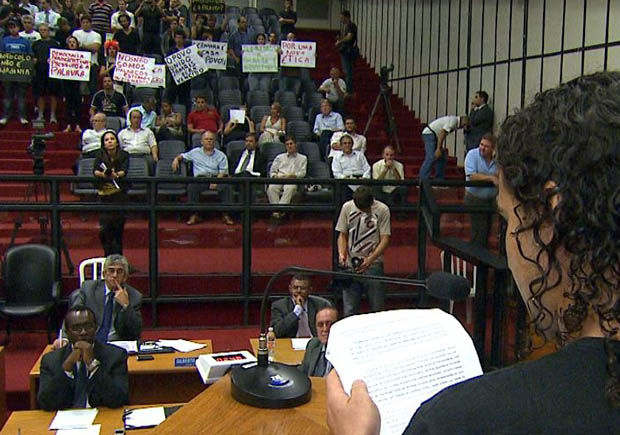 O manifestante Jonas Paschoalik lê carta de repúdio a vereadores durante sessão da Câmara de Ribeirão Preto (Foto: Reprodução EPTV)