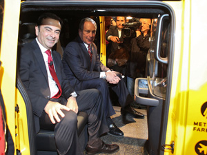CEO da Nissan, Carlos Ghosn, e o prefeito de NY, Michael R. Bloomberg apresentam o novo táxi (Foto: Spencer Platt/Getty Images/AFP )